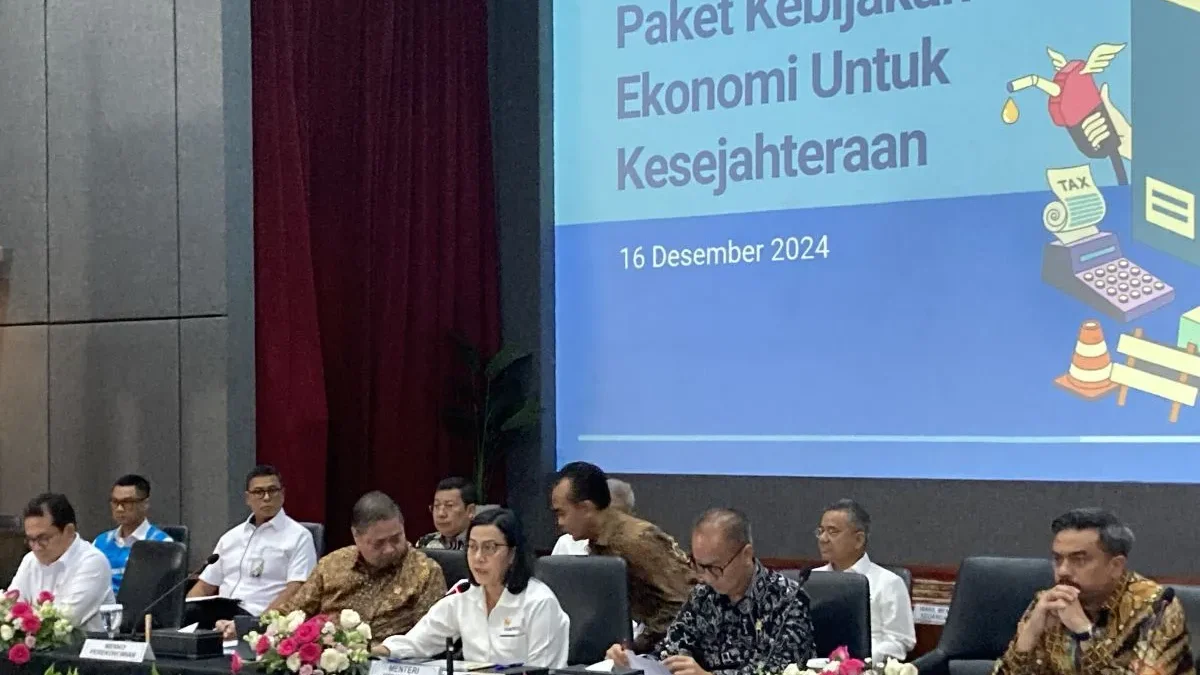 Menteri Keuangan Sri Mulyani Indrawati memberikan pemaparan dalam konferensi pers Paket Kebijakan Ekonomi: Aks