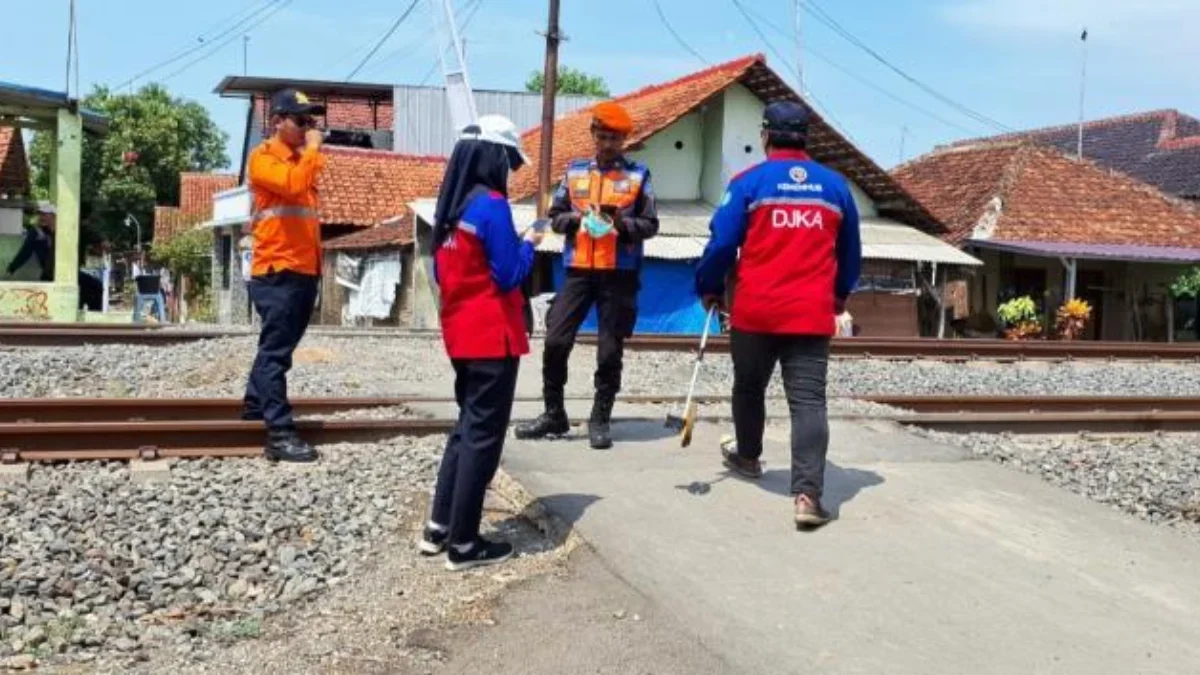 PT KAI Daop 3 Cirebon bersinergi dan dengan BTP Jawa Barat Kelas 1 Bandung monitoring perlintasan sebidang sep