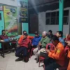 Tim SAR gabungan yang melakukan evakuasi terhadap pendaki yang terjebak kebakaran di Gunung Raung Jawa Timur,