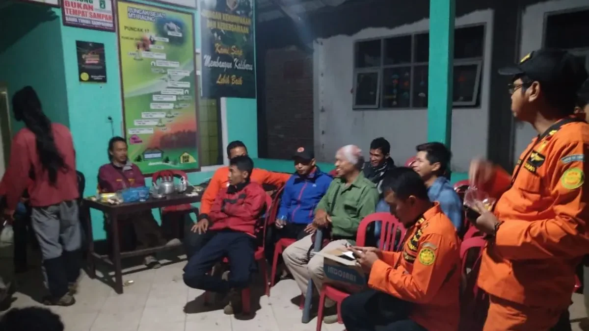 Tim SAR gabungan yang melakukan evakuasi terhadap pendaki yang terjebak kebakaran di Gunung Raung Jawa Timur,