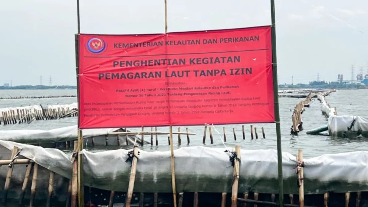 Segel Pagar Laut di Bekasi (Antara)