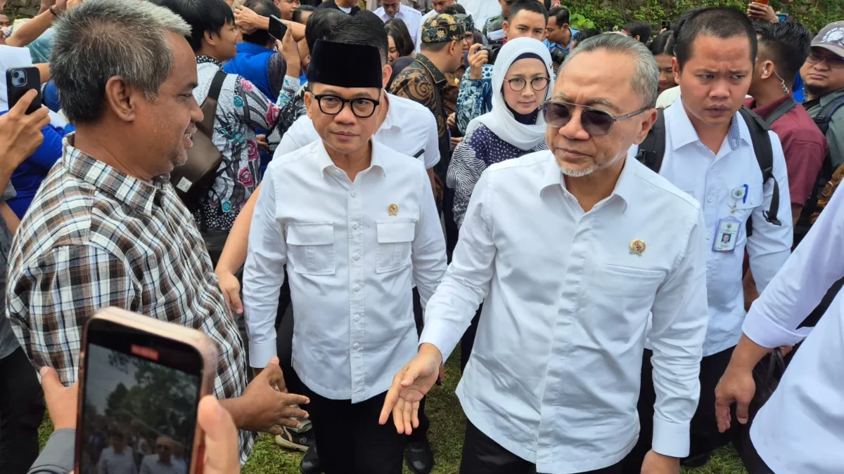 Heru Subagia dan Zulhas di Lapangan Desa Cisaat, di Kecamatan Ciater saat kemeriahan memperingati Hari Desa ya