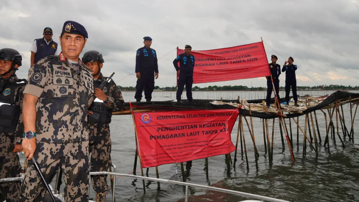 Kementerian Kelautan dan Perikanan (KKP) menghentikan kegiatan pemagaran laut tanpa izin di Tangerang, Banten