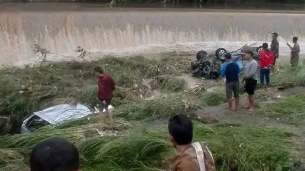 Kondisi 2 unit mobil yang terbawa arus banjir ditemukan di bendungan palir.// ist