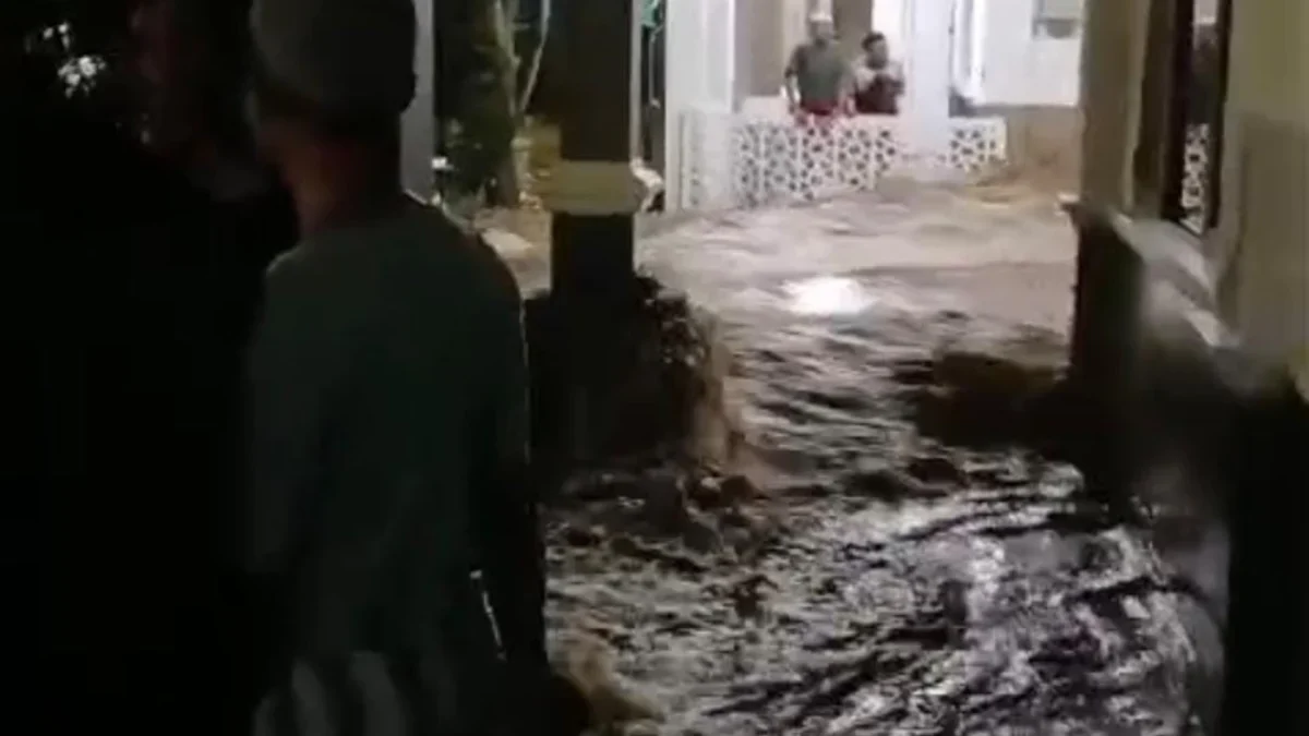 Suasana di Pesantren Kekurahan Watubelah, Kecamatan Sumber, yang terendam banjir. Foto: Istimewa