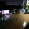 Sejumlah rumah di Kelurahan Watubelah, Kecamatan Sumber nampak terendam banjir pada Jumat (17/1/2025). Foto :