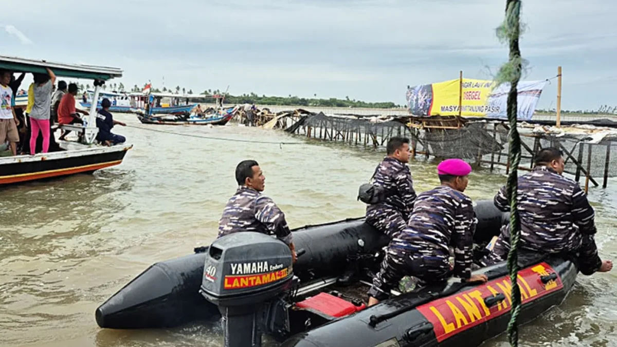 Personel TNI AL bersama warga bongkar paksa pagar laut misterius yang membentang sejauh 30 kilometer (km) di p