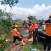 Petugas saat melakukan evakuasi terhadap jasad Dedi Rusiadi yang ditemukan meninggal dunia di sungai Kali Para