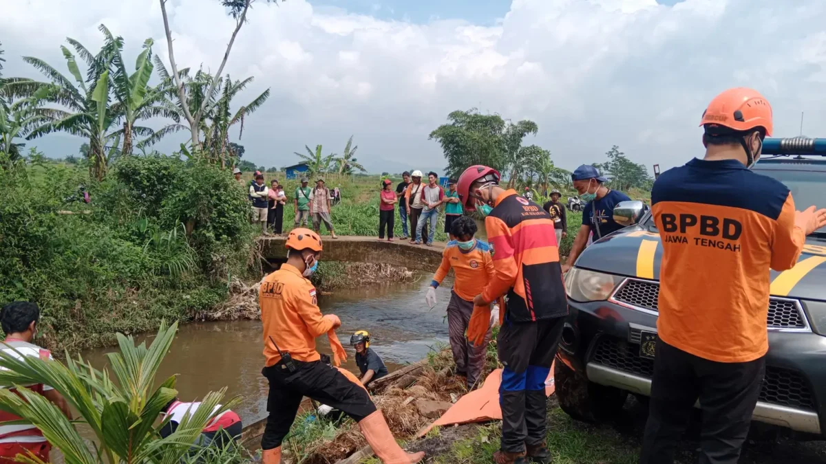 Petugas saat melakukan evakuasi terhadap jasad Dedi Rusiadi yang ditemukan meninggal dunia di sungai Kali Para