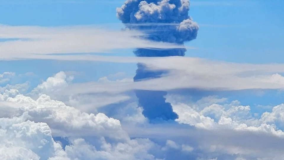 Abu vulkanik akibat erupsi Gunung Raung. (Foto: Istimewa)