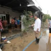 Penjabat Gubernur Jabar Bey Machmudin meninjau lokasi banjir bandang di Kelurahan Watubelah, Kecamatan Sumber,