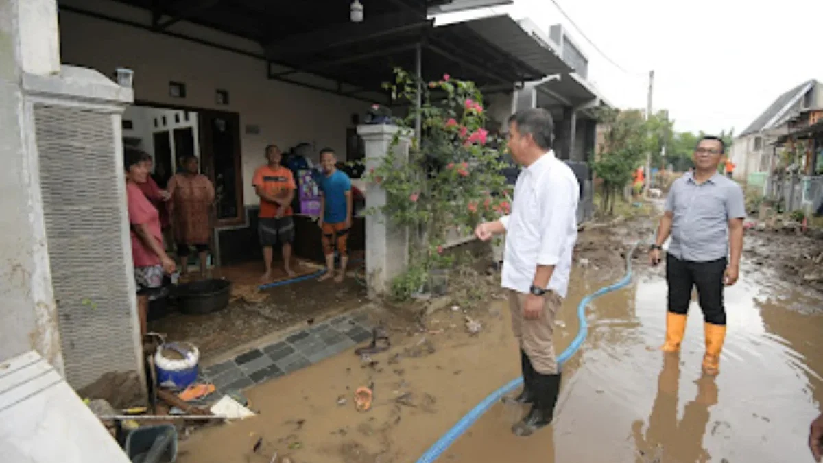 Penjabat Gubernur Jabar Bey Machmudin meninjau lokasi banjir bandang di Kelurahan Watubelah, Kecamatan Sumber,