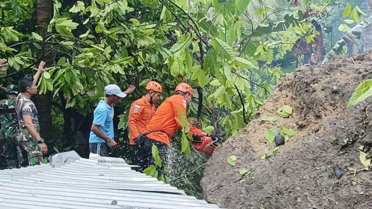 Basarnas Bali evakuasi korban terakhir tanah longsor Desa Pikat, Klungkung, Denpasar, Senin (20/1/2025). (ANTA