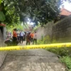 Basarnas Bali dan masyarakat saat evakuasi korban tanah longsor di rumah kos Desa Ubung Kaja, Denpasar, Senin