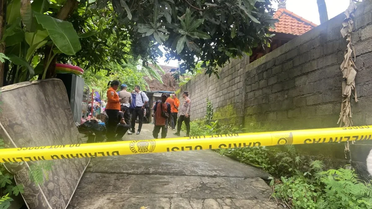 Basarnas Bali dan masyarakat saat evakuasi korban tanah longsor di rumah kos Desa Ubung Kaja, Denpasar, Senin