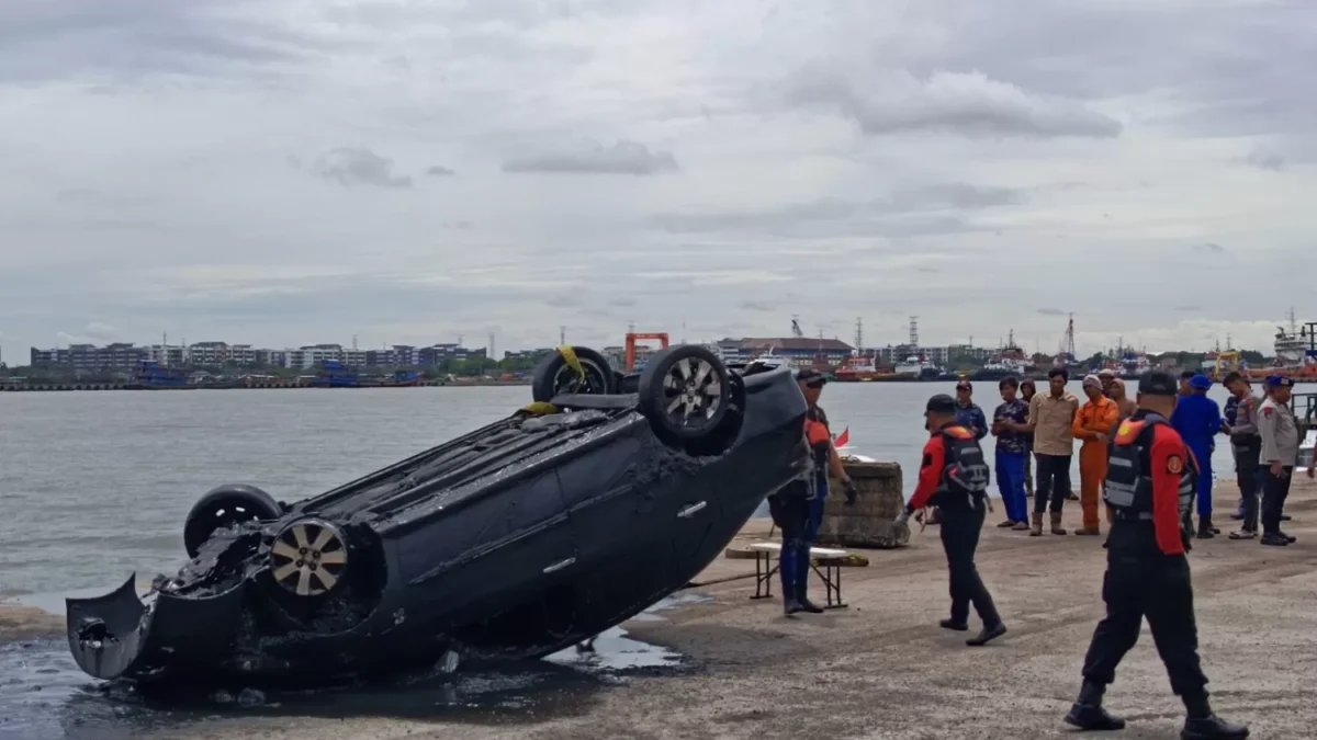 Basarnas mengangkat mobil Brigjen TNI (Purn) Hendra Hendrawan Ostevan dari dasar Laut Marunda pada Sabtu (18/1