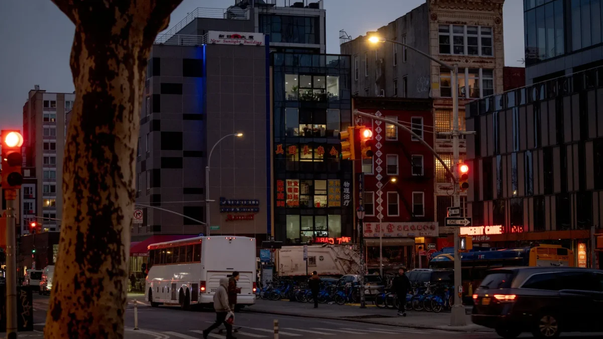 Agen FBI menggeledah kantor polisi China yang diduga berada di gedung kaca ini di East Broadway di Chinatown,