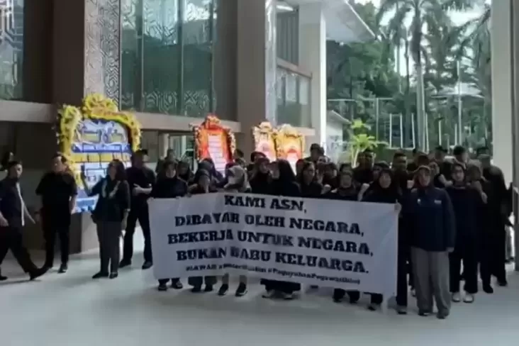 Ratusan pegawai Kementerian Pendidikan Tinggi, Sains dan Teknologi (Kemendikti Saintek) berunjuk rasa di Kanto