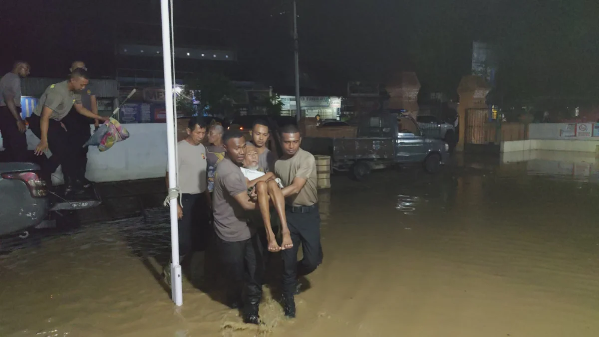 Petugas aparat Kepolisian Resor (Polres) Cirebon Kota saat melakukan evakuasi korban banjir. Foto: Istimewa