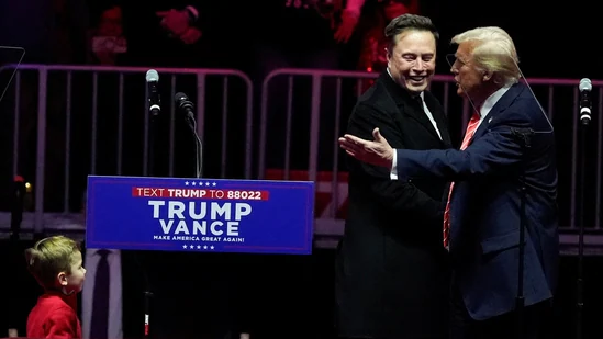 Presiden terpilih AS Donald Trump menyapa CEO Tesla dan pemilik X Elon Musk dalam rapat umum sehari sebelum Tr