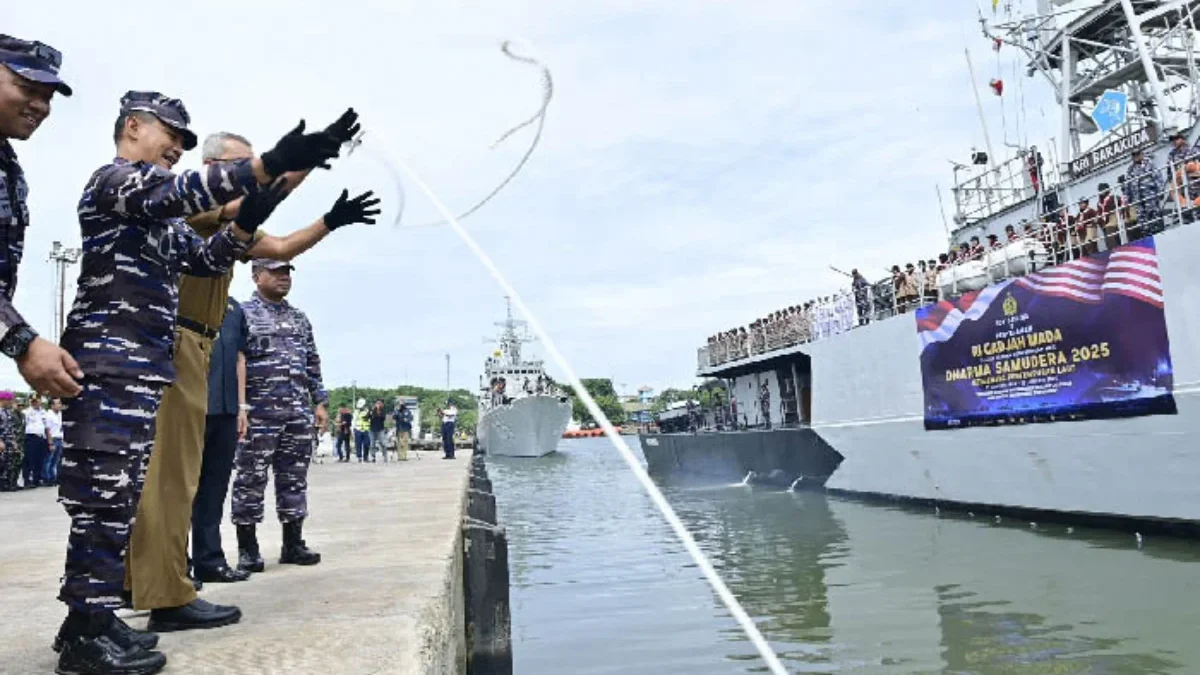 Wakil KSAL Laksamana Madya Erwin S. Aldedharma saat melepas penyelaman prajurit TNI AL ke koordinat tenggelamn