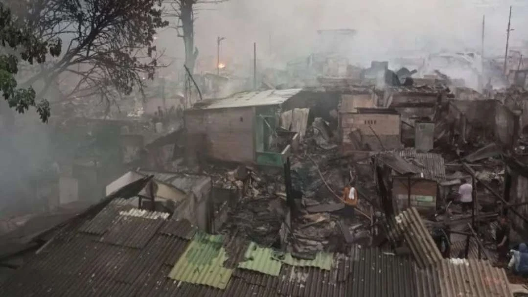 Puing-puing sisa kebakaran rumah semi permanen di pemukiman padat penduduk di Kemayoran Gempol, Jakarta Pusat,