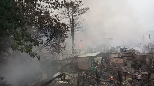 Kebakaran melanda permukiman di Jalan Kemayoran Gempol, Kemayoran, Jakarta Pusat, pada Selasa (21/1/2025). (Fo