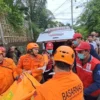 Tim SAR mengangkut jenazah korban tanah longsor ke mobil ambulance di Desa Ubung Kaja, Kecamatan Denpasar Utar