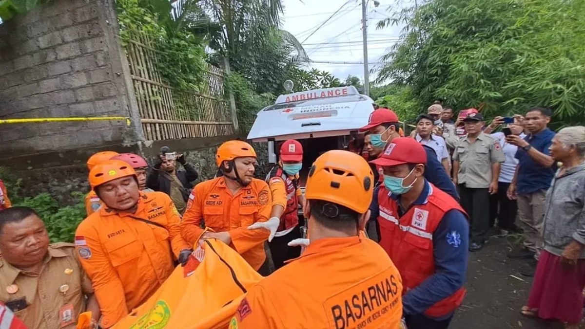 Tim SAR mengangkut jenazah korban tanah longsor ke mobil ambulance di Desa Ubung Kaja, Kecamatan Denpasar Utar