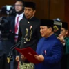 Presiden Prabowo Subianto (kanan) dengan disaksikan Presiden keenam RI Joko Widodo (kiri) mengucapkan sumpah j