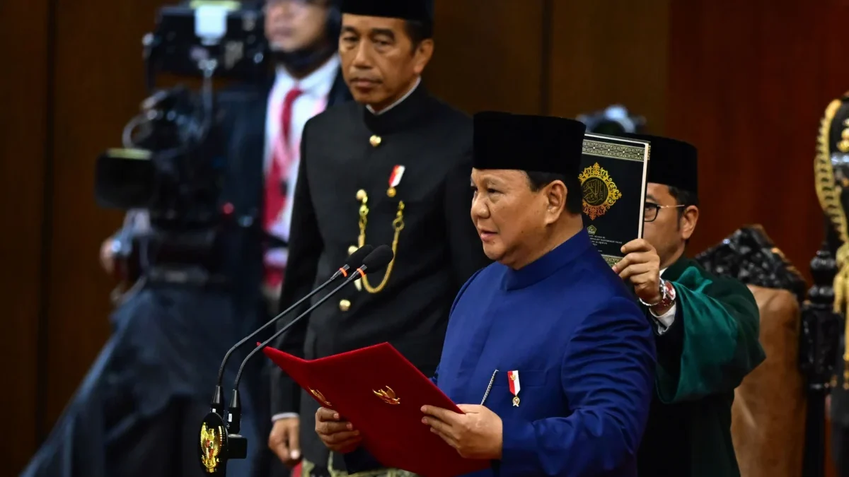 Presiden Prabowo Subianto (kanan) dengan disaksikan Presiden keenam RI Joko Widodo (kiri) mengucapkan sumpah j