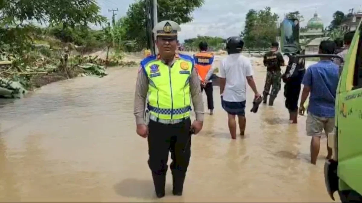 Kasatlantas Polres Grobogan AKP Tejo Suwono saat alihkan jalur akibat tanggul tinanding jebol, Selasa (21/1) s