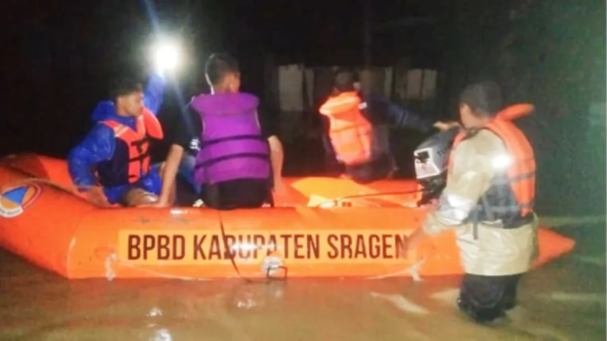 Tim BPBD Kabupaten Sragen mengevakuasi warga terdampak banjir Senin(20/1/2025) malam.(Dok.BPBD Sragen)