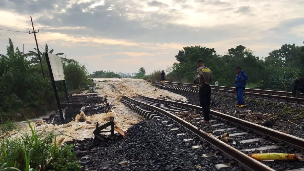 Banjir di perlintasan kereta api yang terjadi di petak jalan antara Stasiun Gubug dan Stasiun Karangjati, Kabu