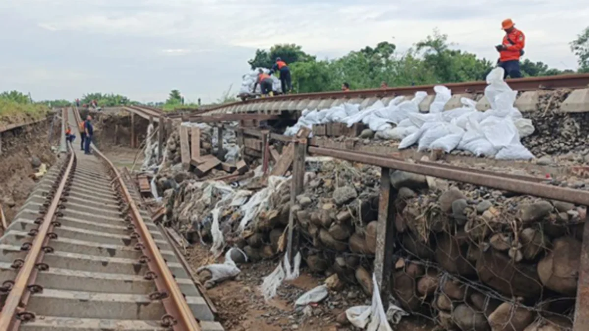 Petugas KAI Daop Semarang melakukan perbaikan jalur rel di perlintasan antara Stasiun Gubug dan Stasiun Karang