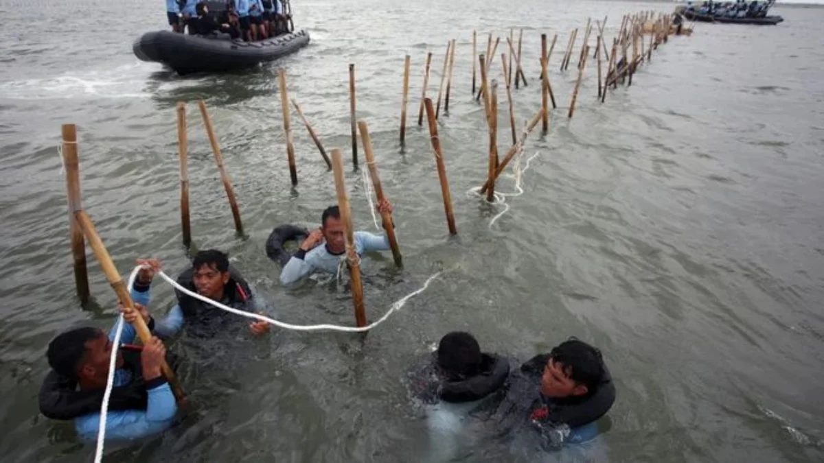 Pasukan Komando Pasukan Katak (Kopaska) TNI-AL membongkar pagar laut di kawasan Pantai Tanjung Pasir, Kabupate