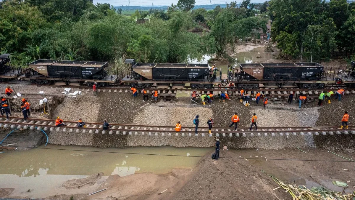 Sejumlah pekerja memberbaiki jalur rel KA km 32+5/7 antara Stasiun Gubug - Karangjati yang tanggul penyanggany