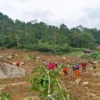 Tim SAR gabungan saat melakukan pencarian korban longsor di Kabupaten Pekalongan, Jawa Tengah (Jateng) pada Ka