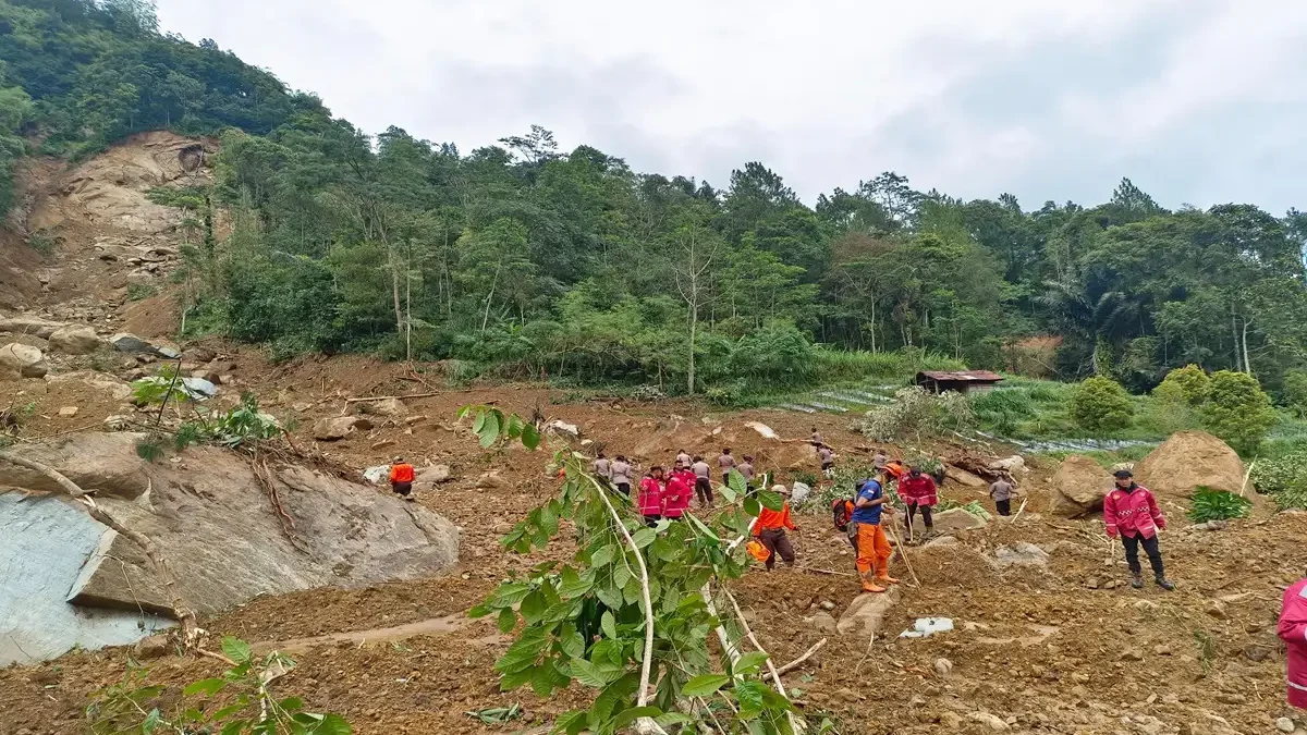 Tim SAR gabungan saat melakukan pencarian korban longsor di Kabupaten Pekalongan, Jawa Tengah (Jateng) pada Ka