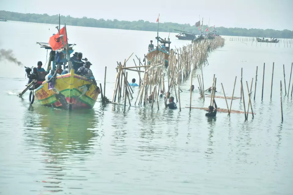 TNI AL bersama nelayan berhasil membongkar pagar laut sepanjang 11,75 kilometer di perairan Tanjung Pasir, Tan