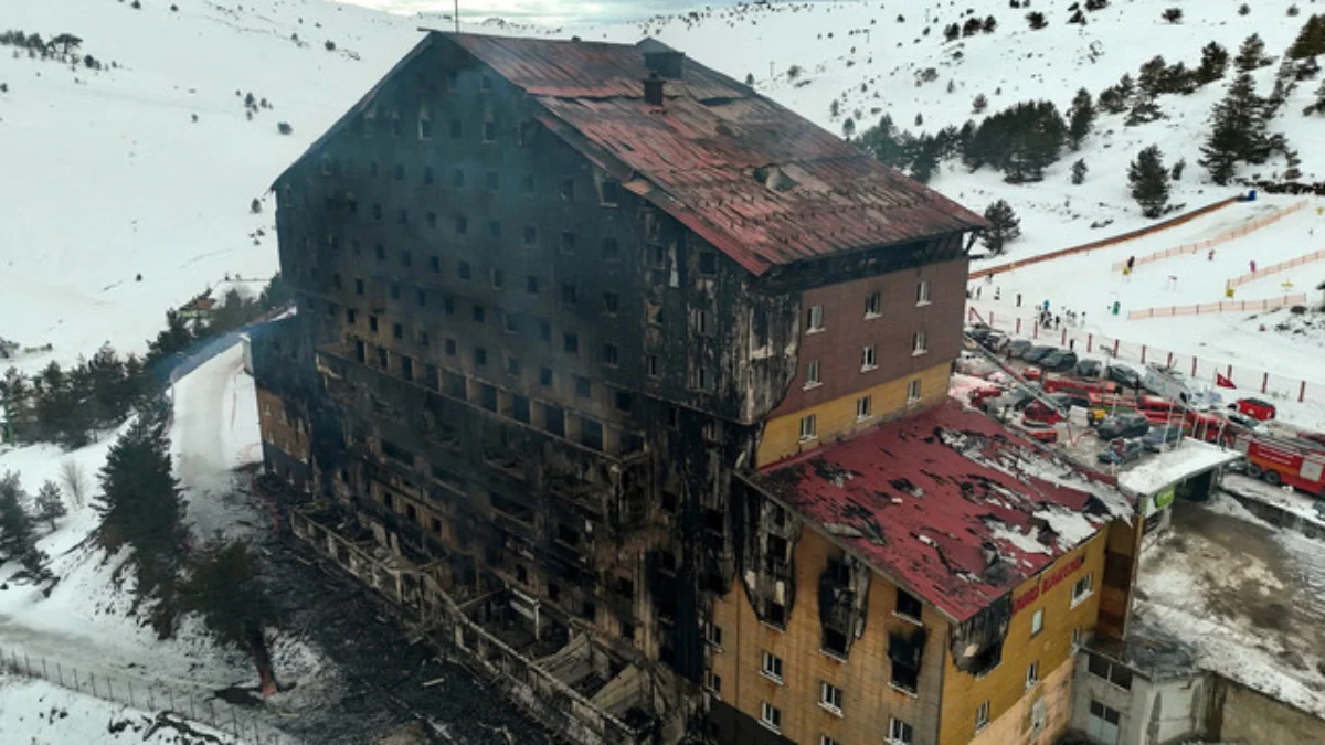 Kondisi usai kebakaran sebuah hotel di resor ski Kartalkaya di provinsi Bolu, Turki, Selasa (21/1/2025). Foto: