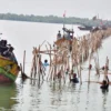 TNI Angkatan Laut (AL) bersama Instansi Maritim dan masyarakat melakukan pembongkaran pagar laut ilegal di Tan