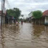 Kondisi banjir di salah satu desa di Kabupaten Cirebon bagian timur akibat hujan berdampak sungai meluap