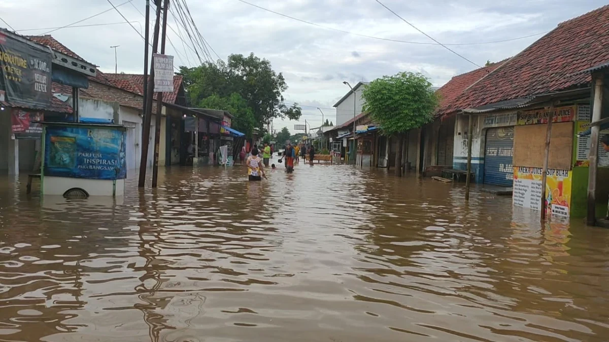 Kondisi banjir di salah satu desa di Kabupaten Cirebon bagian timur akibat hujan berdampak sungai meluap