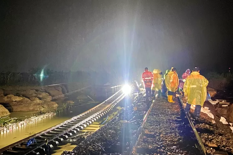 Petugas tengah mencoba kembali untuk menormalkan jalur yang kembali digigis banjir