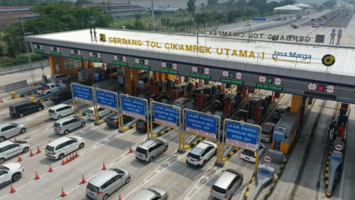 Suasana arus lalu lintas di Gerbang Tol Cikampek Utama. (ANTARA/HO - Jasa Marga)