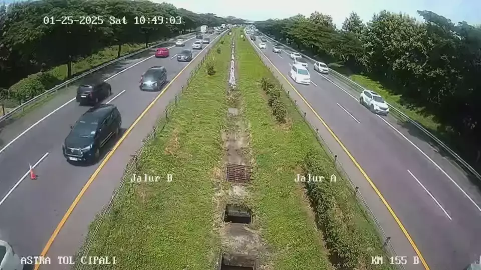 Tangkap layar, suasana contra flow di KM 155 Tol Cipali, Sabtu (25/1/2025). (Istimewa)