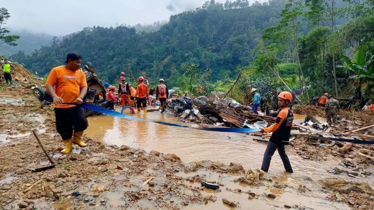 Situasi pencarian korban longsor di Pekalongan Jawa Tengan. Hingga Jumat (24/1/2025) sebanyak 24 orang meningg