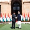 Presiden Prabowo Subianto berjabat tangan dengan PM India Narendra Modi di Hyderabad House di New Delhi, Sabtu