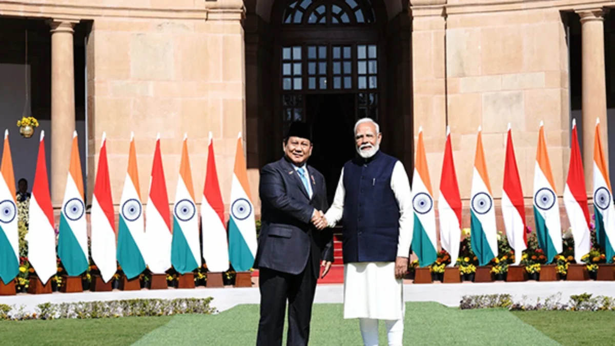 Presiden Prabowo Subianto berjabat tangan dengan PM India Narendra Modi di Hyderabad House di New Delhi, Sabtu